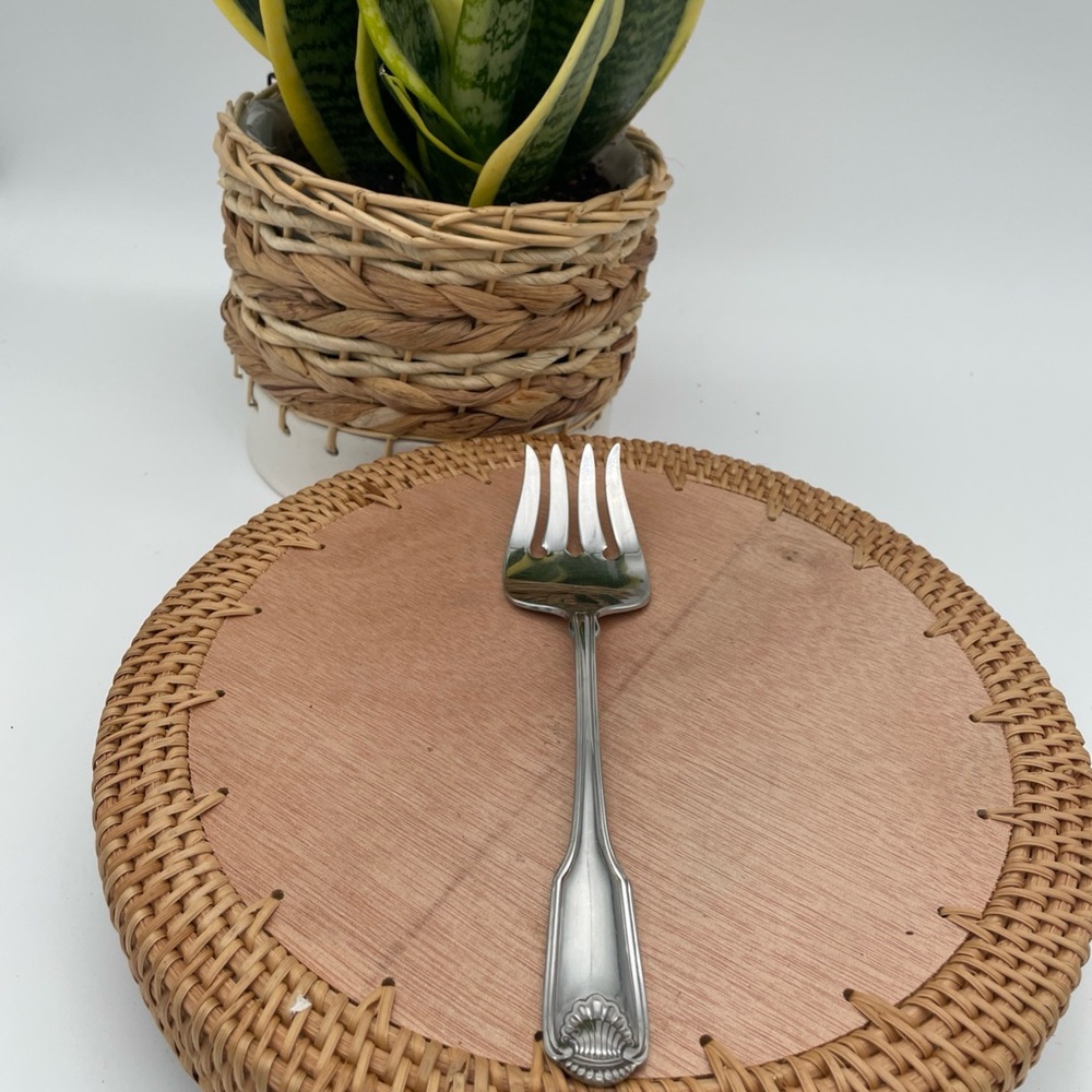 Oneida Shell Pattern Serving Fork—pre owned - Picture 2 of 11